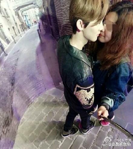 鹿晗蜡像被亲掉色姑娘们都对蜡像做了什么