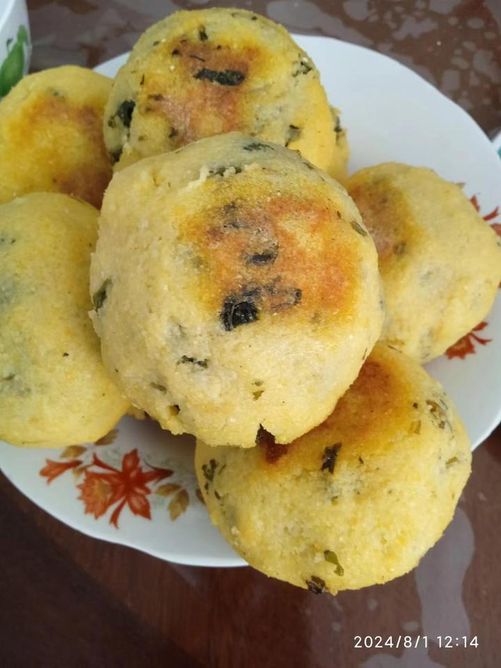 好,下边儿咱就看看,怎么弄棒子面饽饽,成个儿不松散?