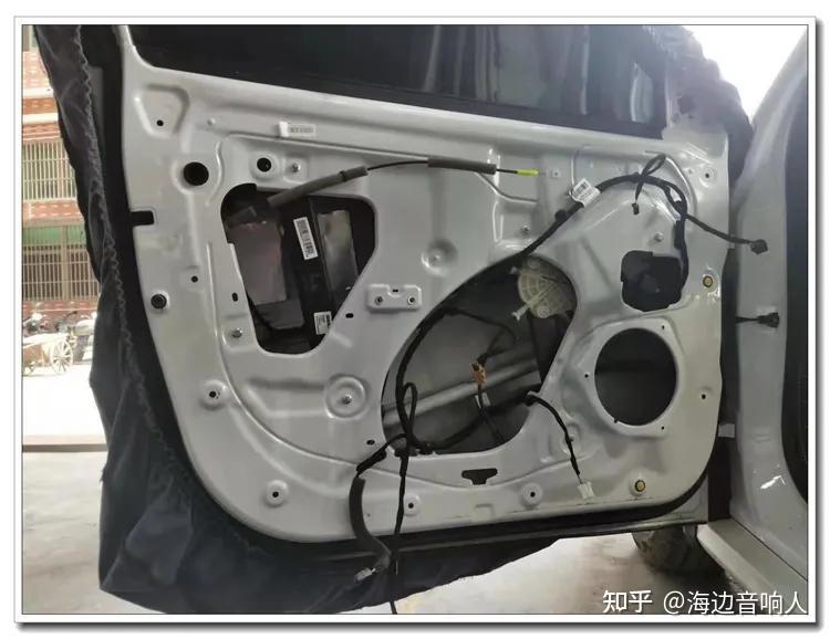 因为很多汽车的原车门板都没有隔音效果,拆卸吉利缤瑞原车的门板是