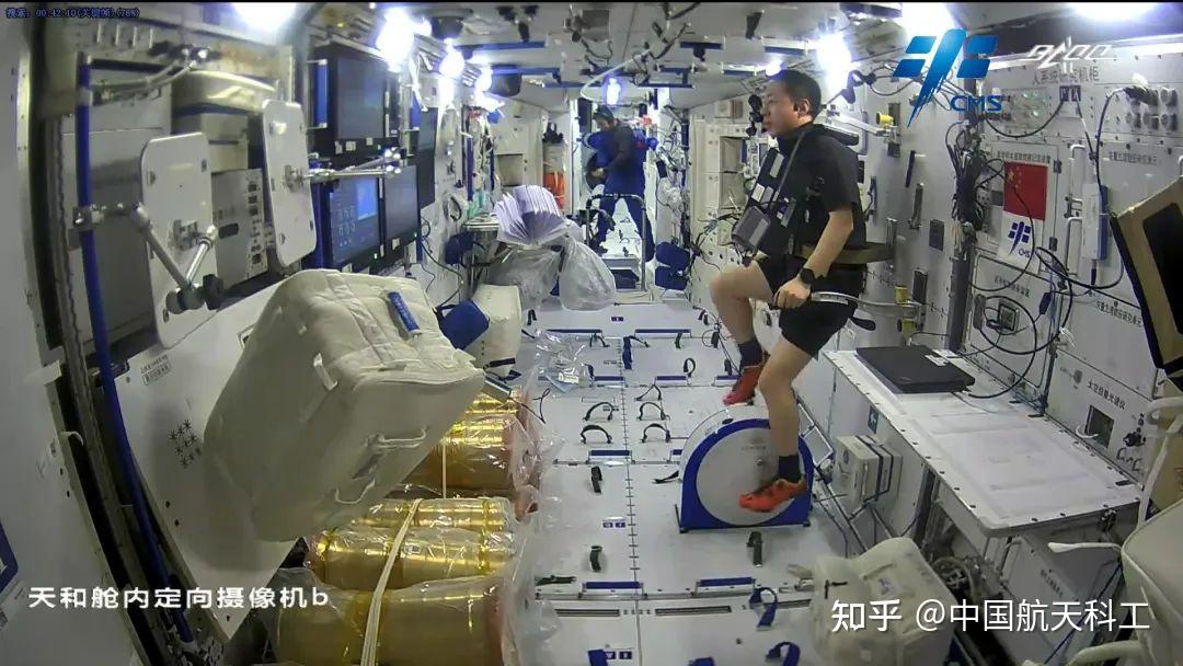航天员刘洋在空间站内使用太空自行车功量计与在地面骑自行车不同