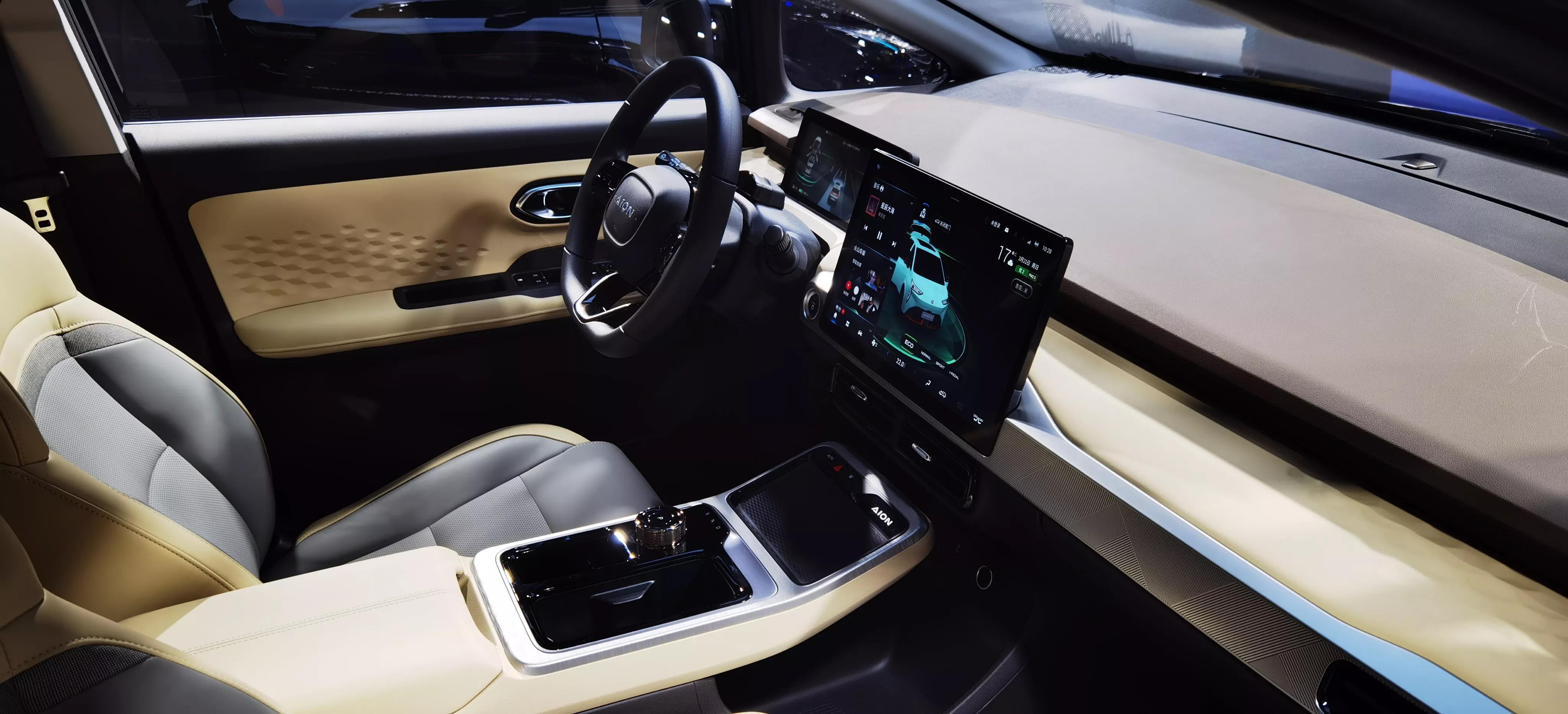 再来简单聊聊aion y的内饰,不仅仅外观有别于广汽埃安以往的车型,即便