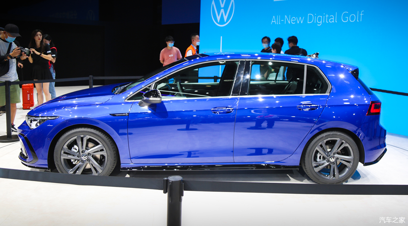 用上双联屏就能装奔驰8代高尔夫到底值不值买