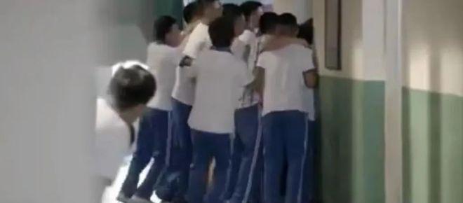 中学生踩踏致死背后:课间拥挤的厕所
