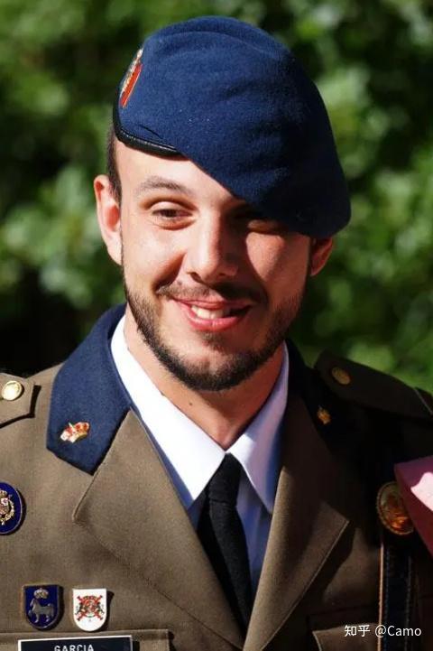 贝雷帽到底该怎么戴,为什么看到很多军人的贝雷帽都歪歪扭扭,很别扭?