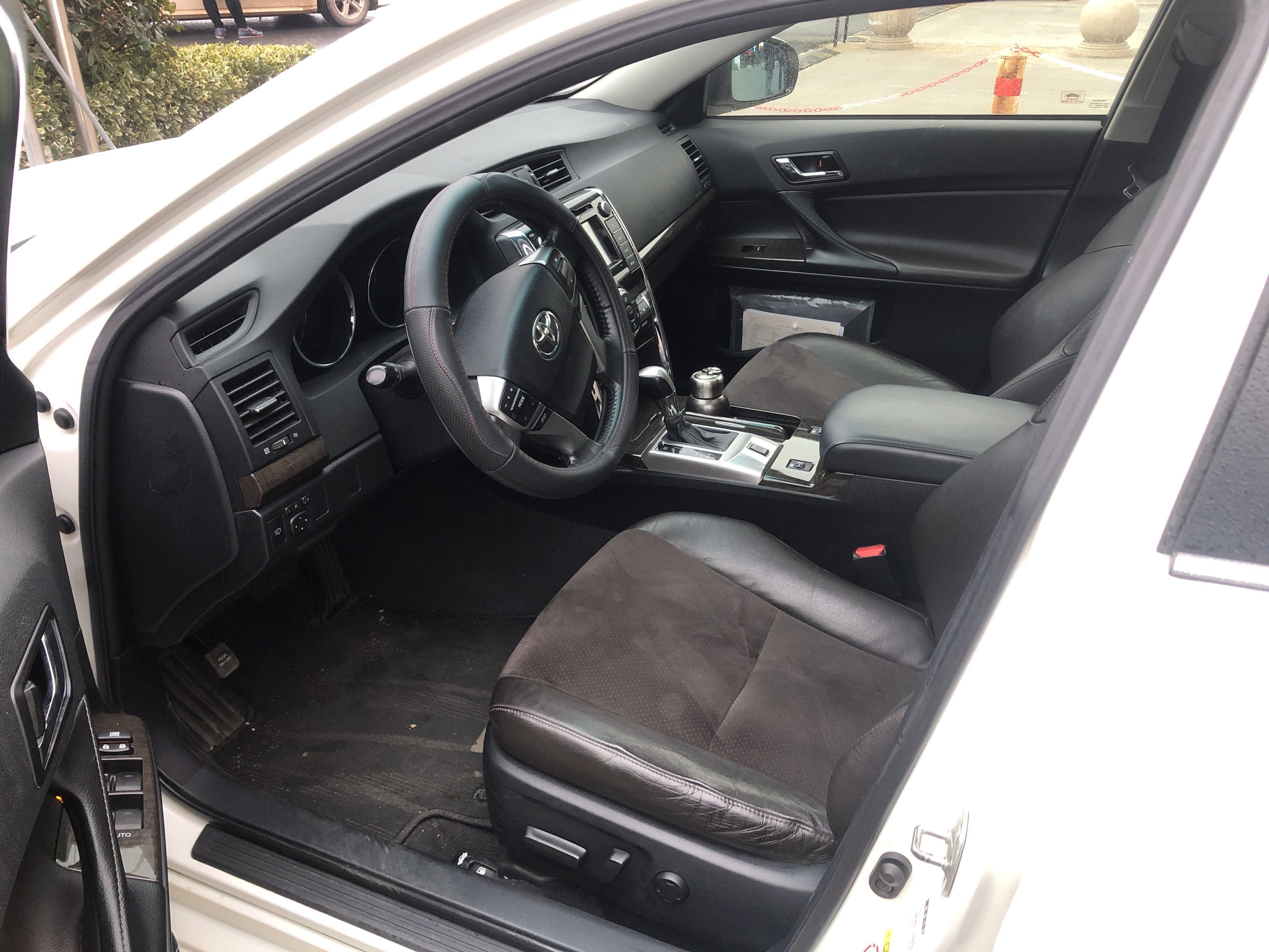 看这辆丰田锐志的内饰,网友:公里数越开越少?