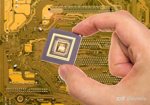 而"7nm"意味着这些元器件的尺寸已经缩小到了7纳米,相比之前的芯片