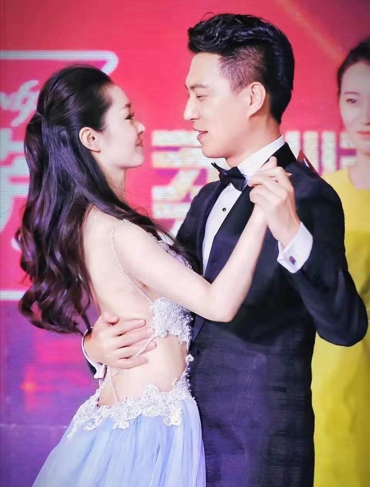 宋轶身着露背裙与靳东跳舞,揭下了时尚性感的遮羞布