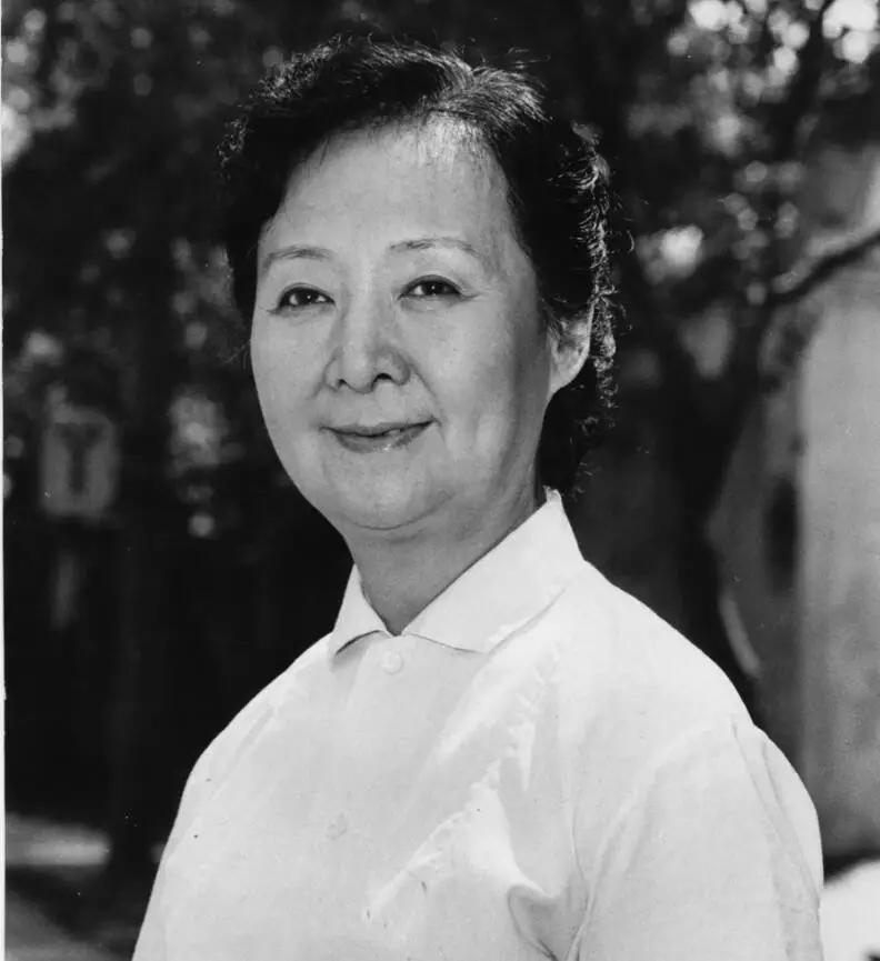 "京剧二百年,出了个梅兰芳;汉剧三百年,出了个陈伯华.