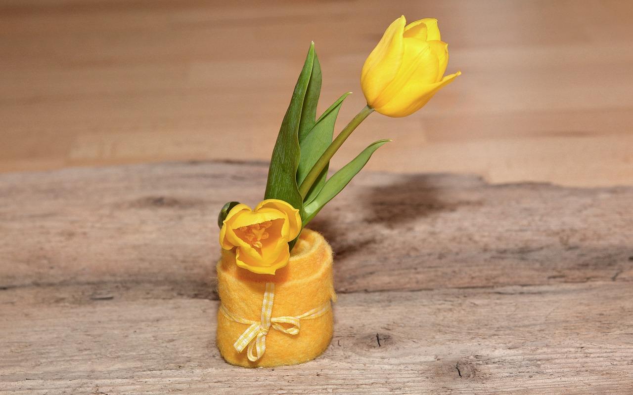 2. 百花争艳春意浓