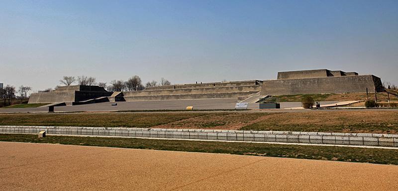 汉高祖七年(前200年),由刘邦重臣萧何监造,在秦章台的基础上修建而成