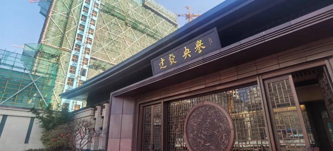 建发央誉主入口大门作为厦门建发在南京的第一个项目,建发央誉似乎更