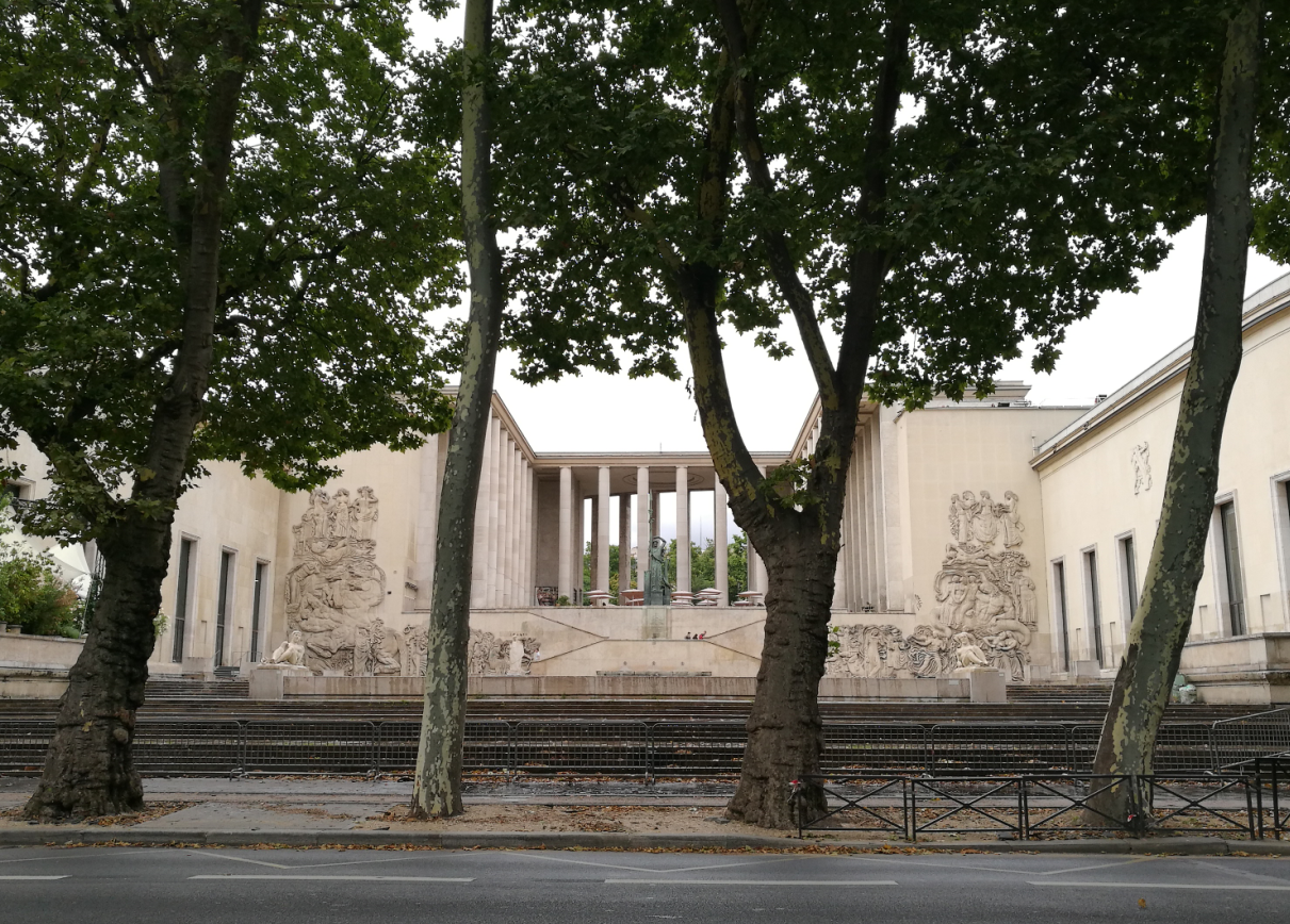 巴黎现代艺术博物馆橘园门口的公园,非常适合阖家欢相比之下,卢浮宫