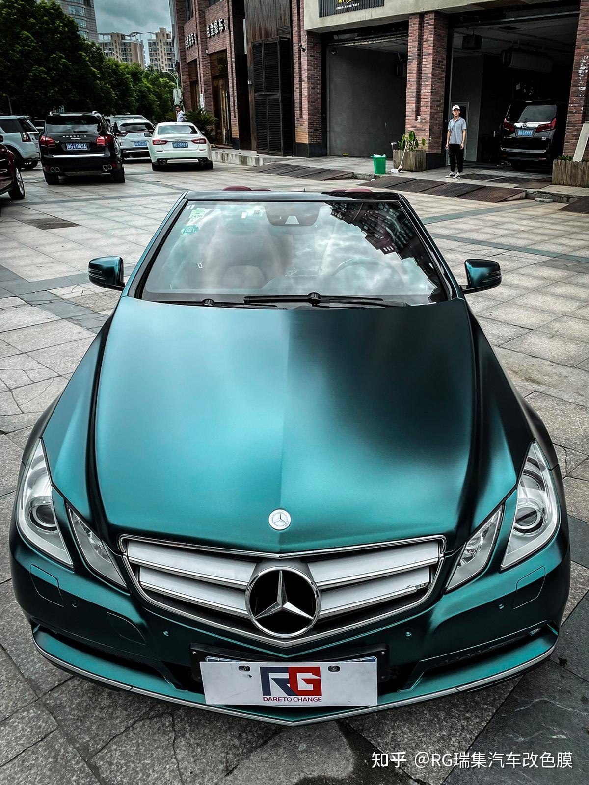 车贴膜,小编今天给大家推出的是全网最新的奔驰e车身改色膜电光宝石绿