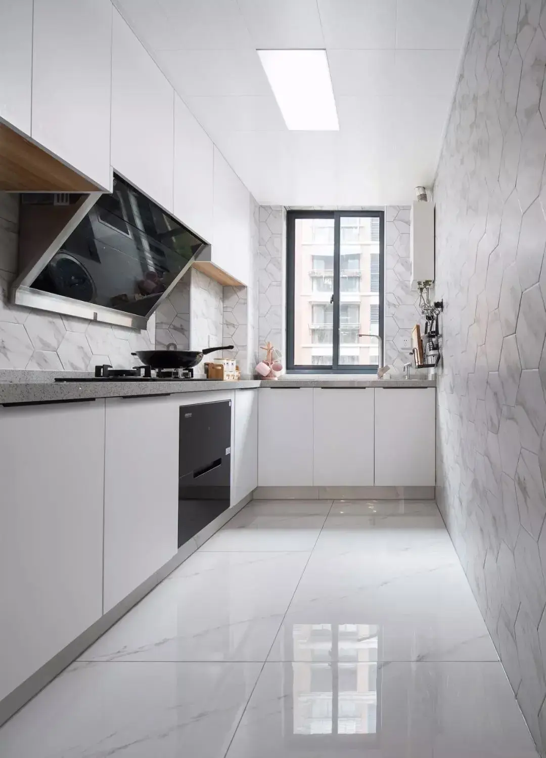 厨房地面该铺什么样的地板砖