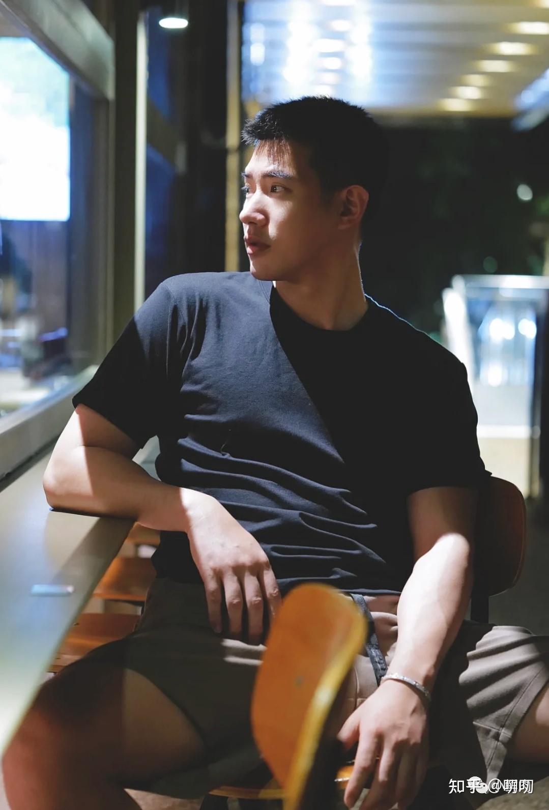 好男儿吴建飞竟然38岁了!寸头白袜肌肉身材也太撩了吧! - 知乎