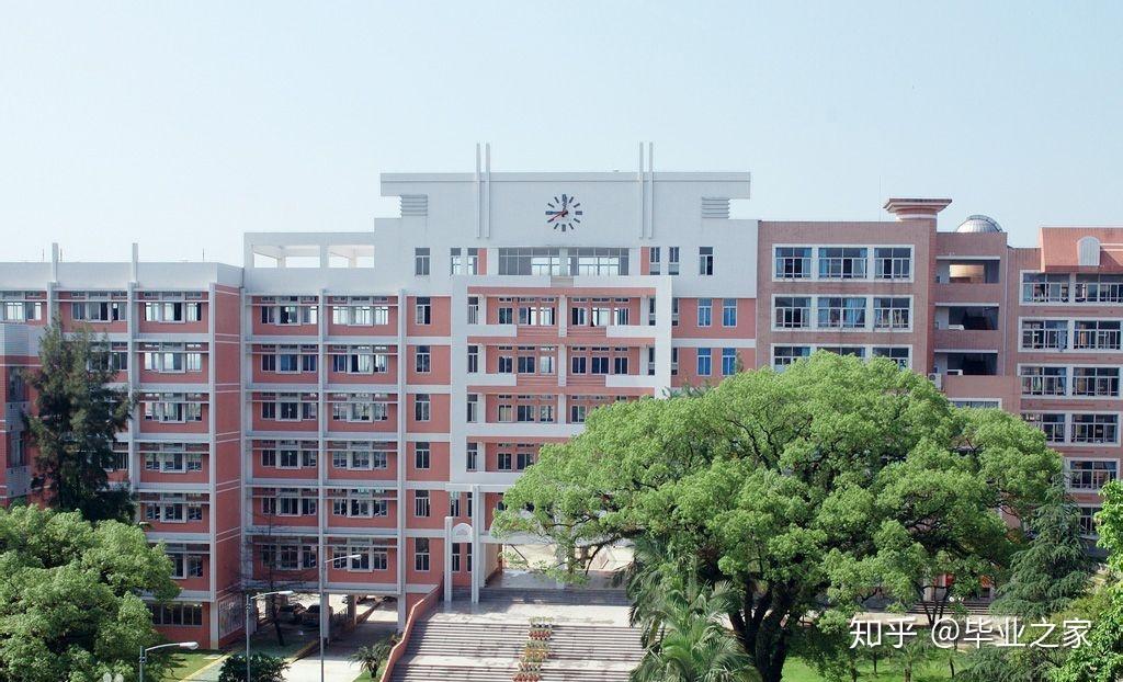 惠安一中學校建於1916年,位於泉州,是省級重點中學,省一級達標學校.