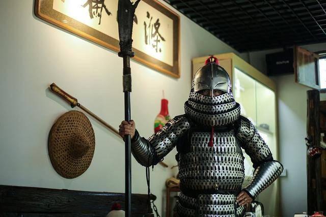 1934年安阳商代墓穴中,便出土过一具长40厘米的整片皮甲.