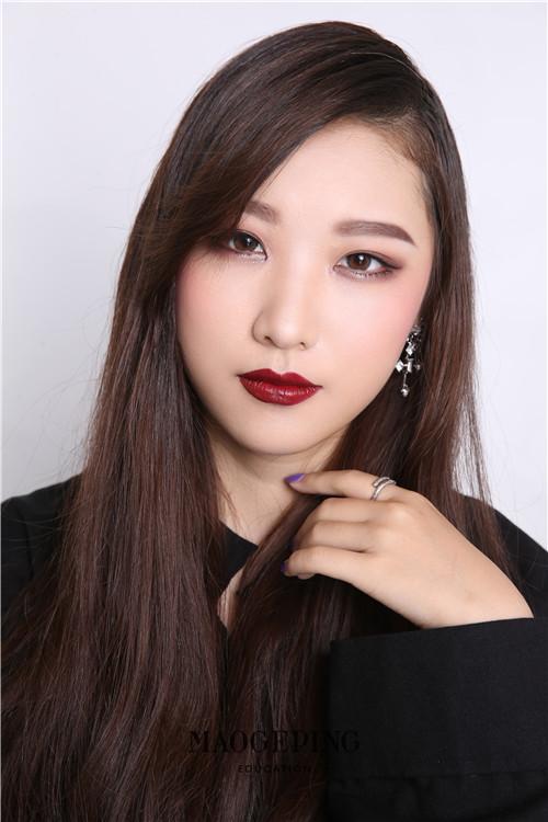 成熟气质的冬季妆容为你的魅力值加分