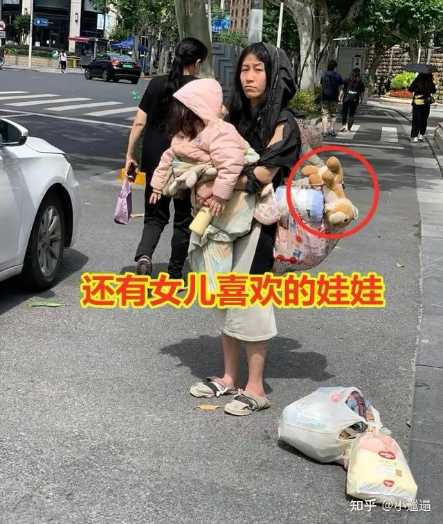 23岁女子带着女儿流浪街头，2岁女孩穿着棉袄，蓬头垢面很可爱 - 知乎