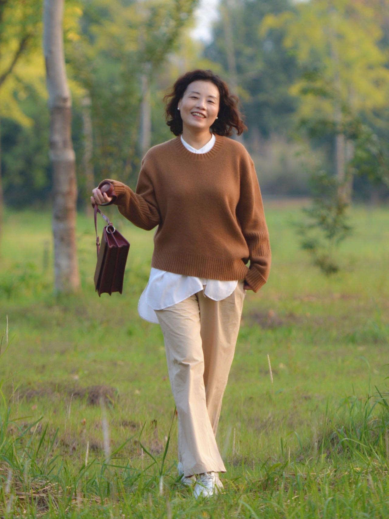 年過50歲的女性穿運動鞋少配修身褲運動鞋闊腿褲休閒時髦