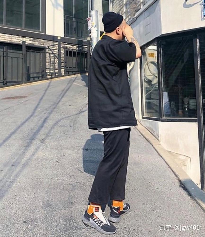 nikeblazer这两个颜色哪个好看呀该怎么搭配衣服裤子