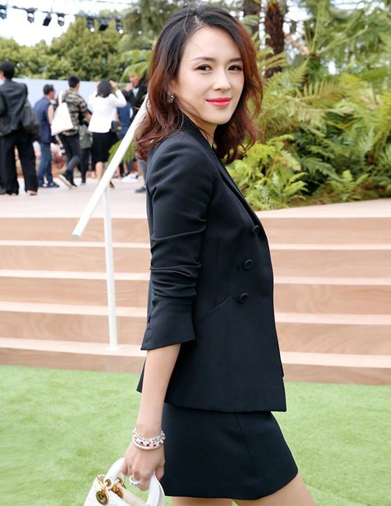 跟着越来越美的章子怡来穿小西装