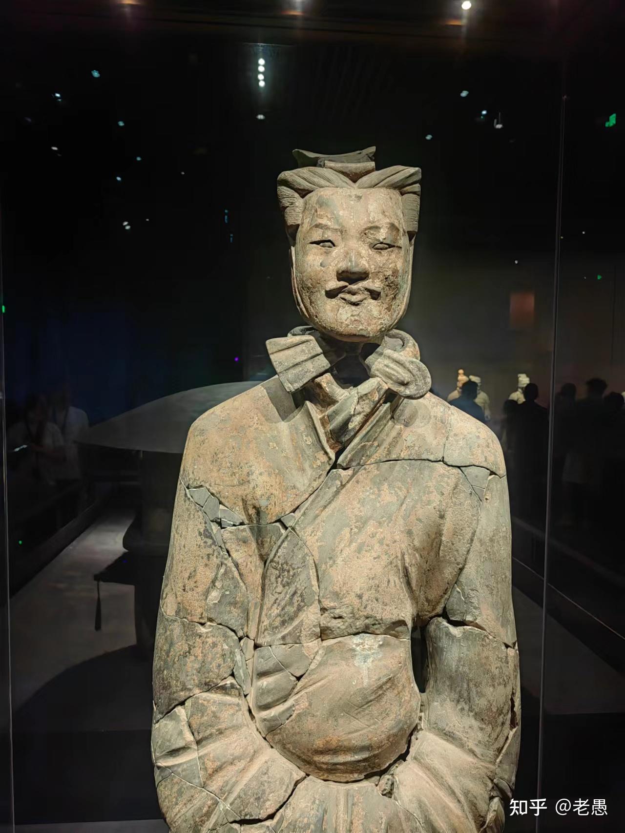 神秘微笑的文官仔细分辨每个俑的身份兵马俑历博还是太少,能看的不多