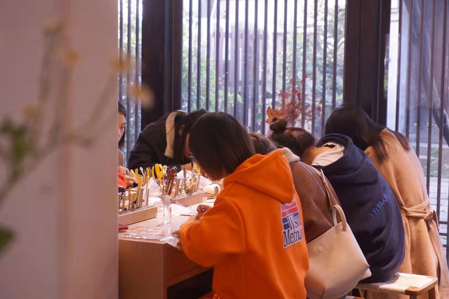 在杭州这家手作体验店一群可爱的女孩子们一起做个皮艺手作