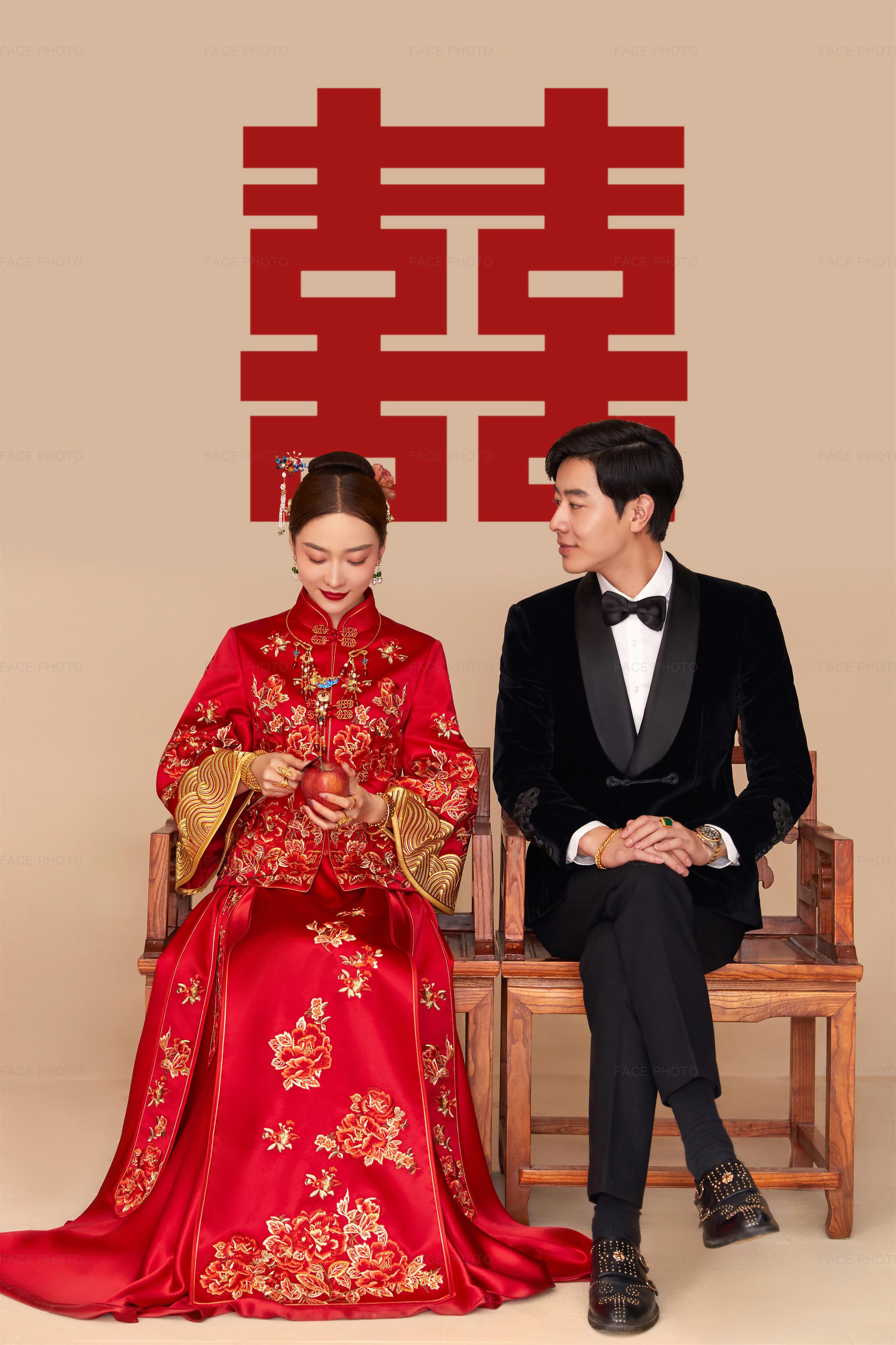 勾勒卧蚕,杏粉色微闪叠加眼尾后部分眼眶,就能将传统刻板中式婚纱照