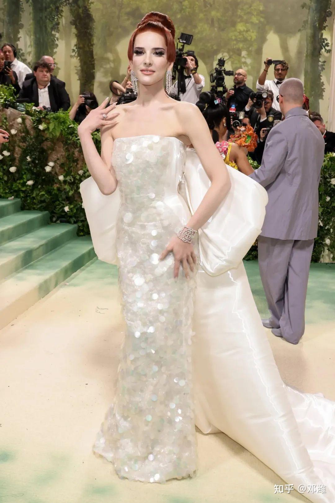 周受资夫妇走红毯很帅,贝佐斯桑切斯超拼,邓文迪杨紫琼