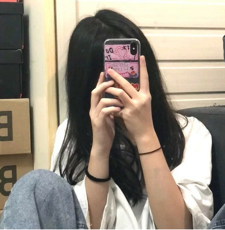 有没有什么好看的自拍头像手机也入镜的那种