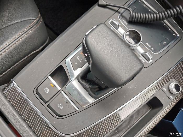 电子档以及电子手刹奥迪四驱小标牌门板色调还是以黑色为主,稳重音响