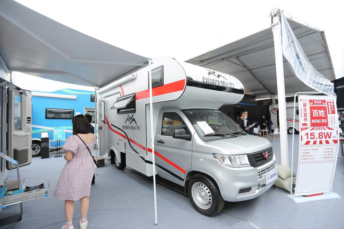 五菱神车竟有房车版能洗澡睡觉还有客厅这售价你不心动