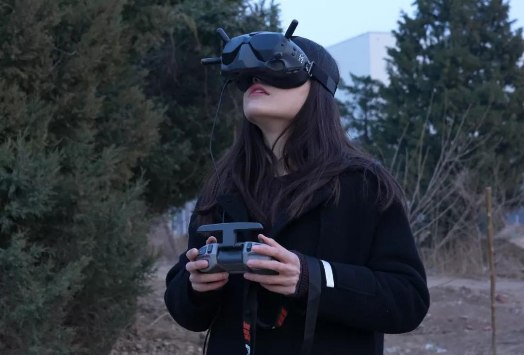 操作穿越机必须要使用"飞行眼镜",戴上这款眼镜,你还能体验飞的感觉.