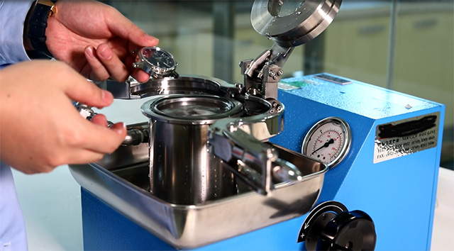 防水测试首先将手表头完全浸入试水机中,在1min内将容器的压力增加至