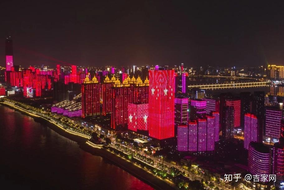 家住武汉跨新年长江灯光秀将上演元旦特别版带你倒数跨年