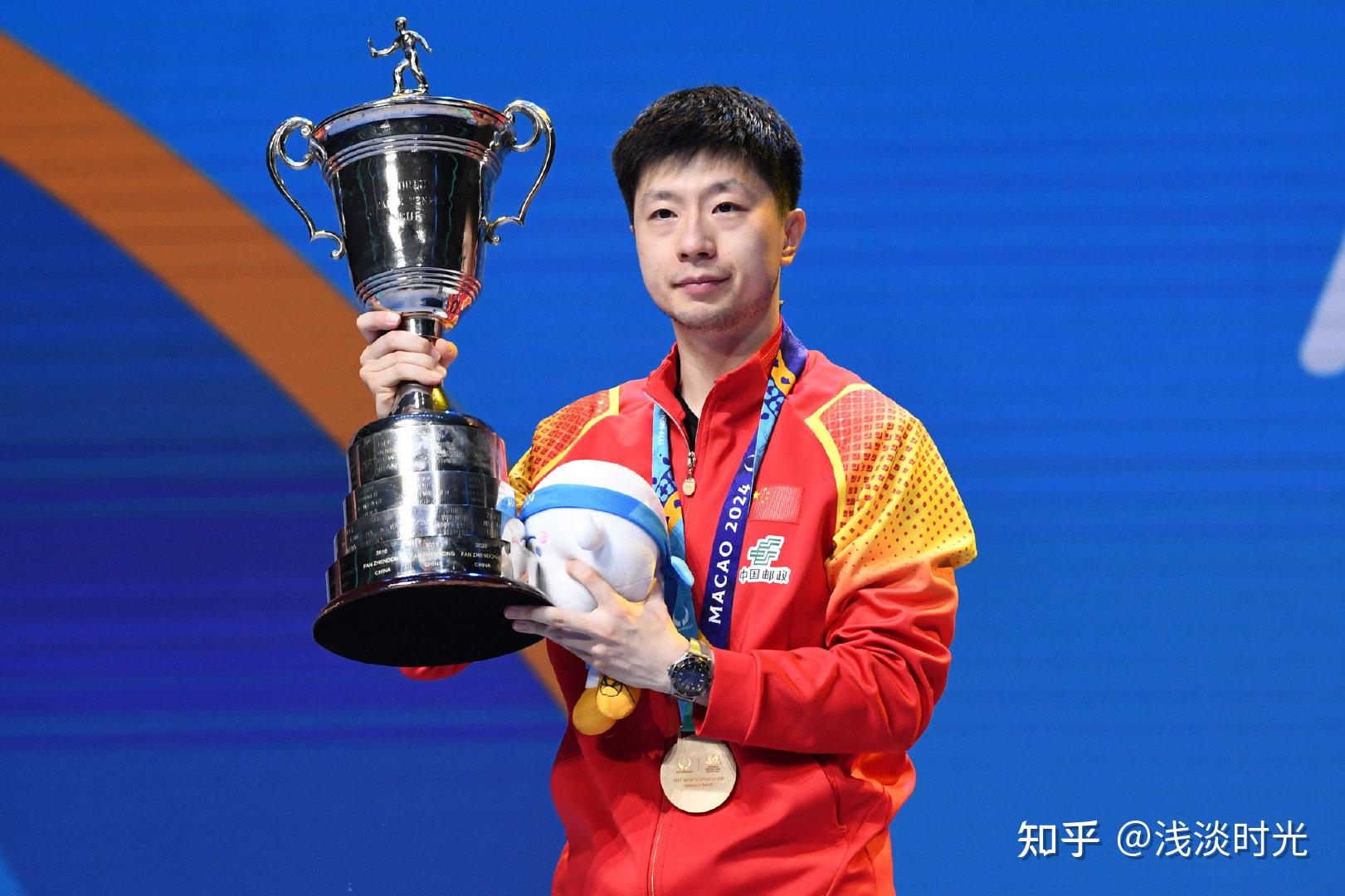 马龙亲吻奖杯第三次获得世界杯冠军后,马龙