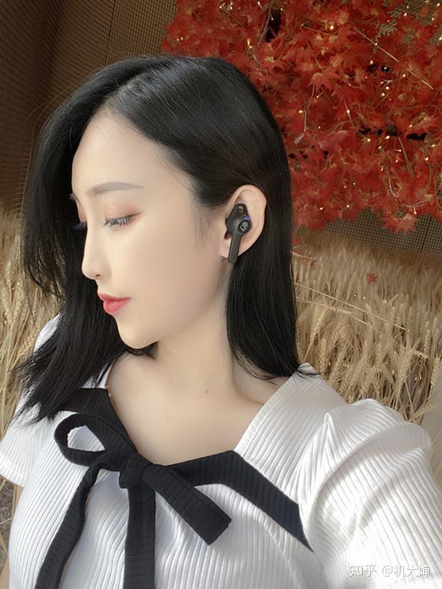 时尚美女体验来自美国的蓝牙耳机潮牌运动让你时尚出街