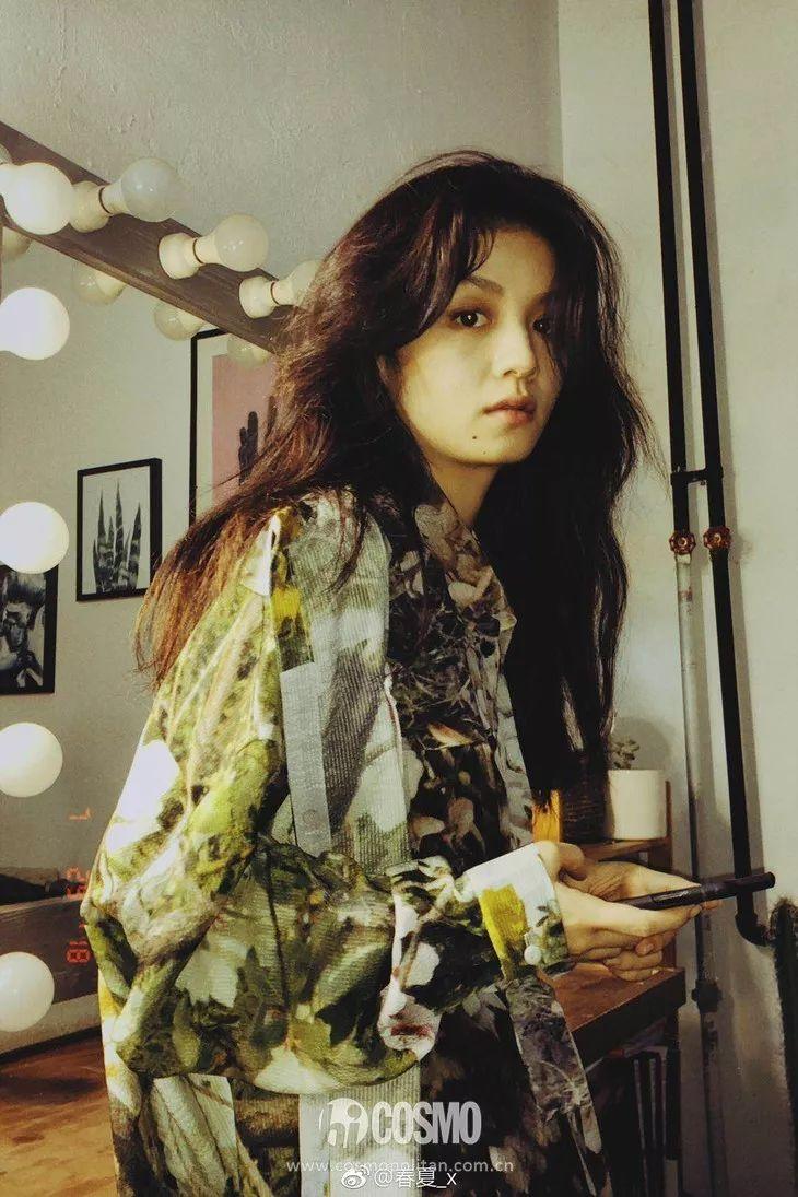 下垂的鹿眼,小m唇和稍显幼齿的短下巴本是温顺的象征,然而山形眉和方