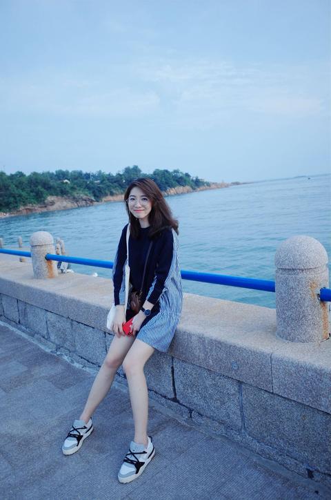 作家八月长安的腿就超好看啊!虽然不能算是明星.