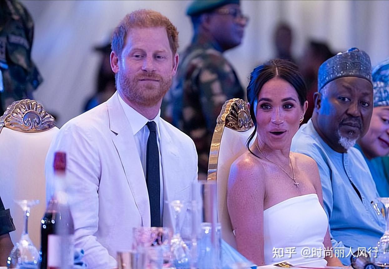 穿抹胸白裙惊艳亮相,小肚腩很真实 - 知乎