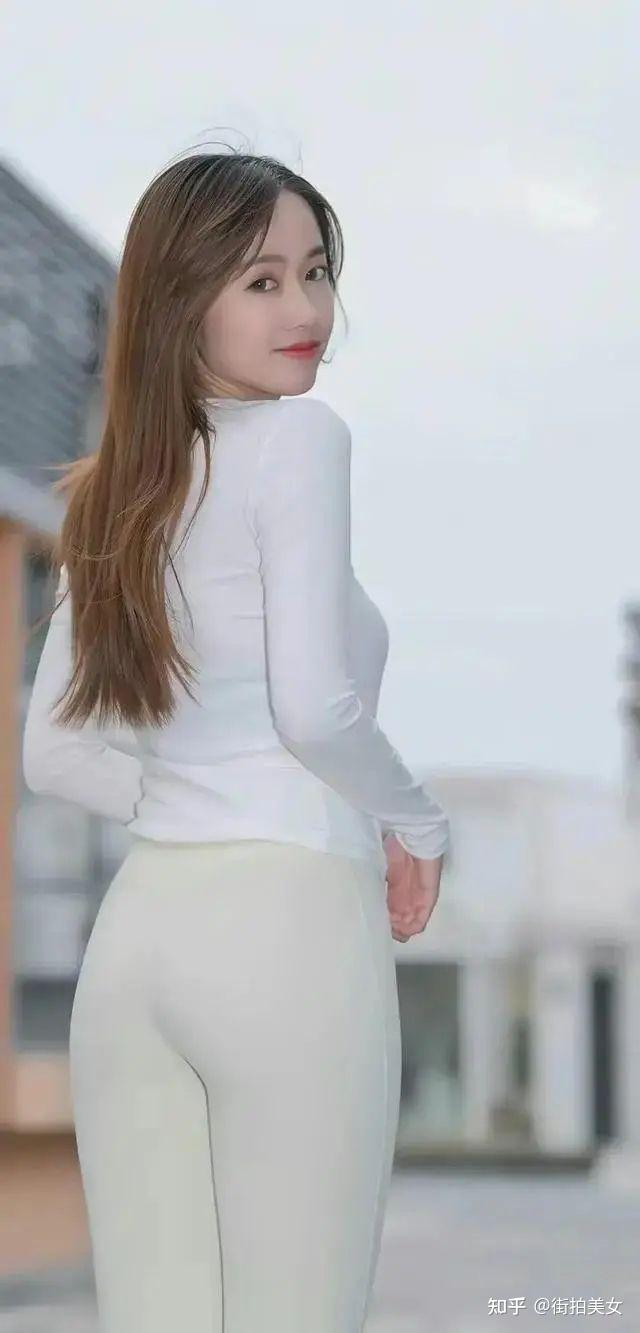 街拍紧身牛仔裤美女