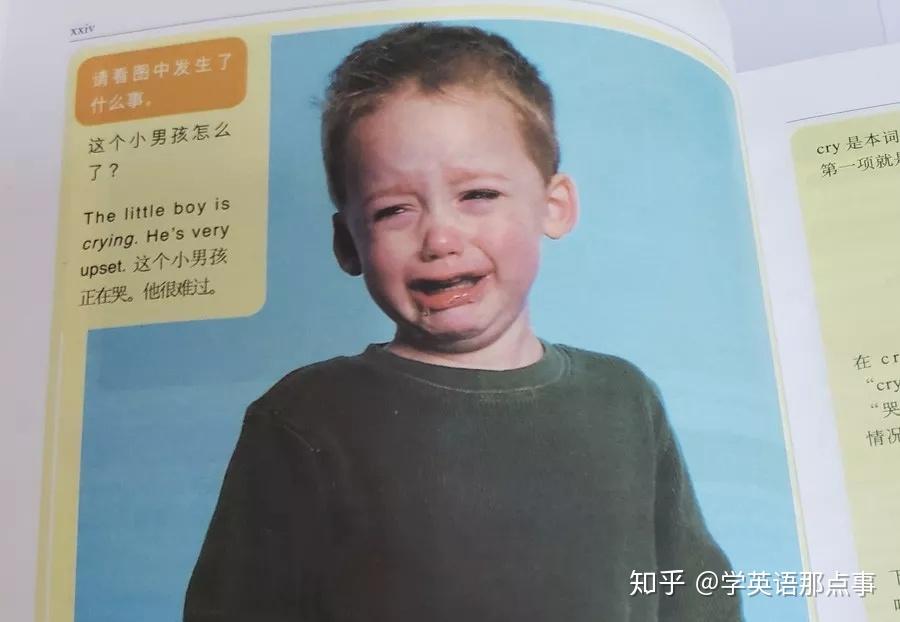 你可以用一句英文描述下图里面的小男孩在做什么吗?