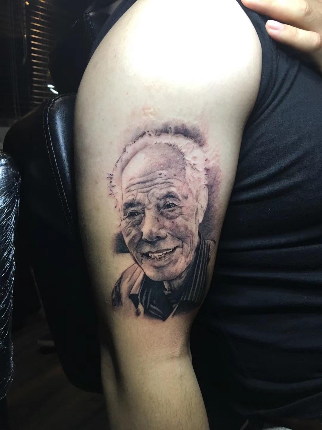 第一个纹身:纪念祖孙情,纹了爷爷的写实肖像. 永远爱您.  显示全部