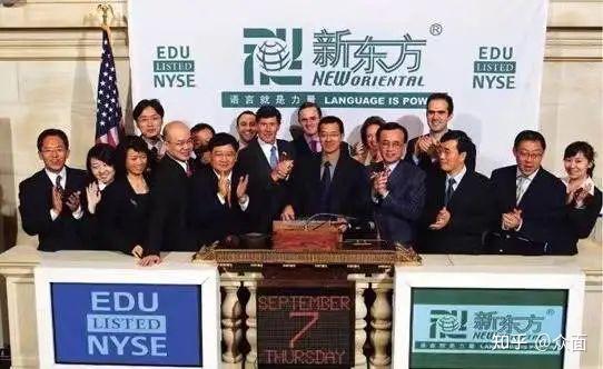 徐小平,王强经常在全国高校演讲,布道留学梦想,兜售课程,新东方在 20
