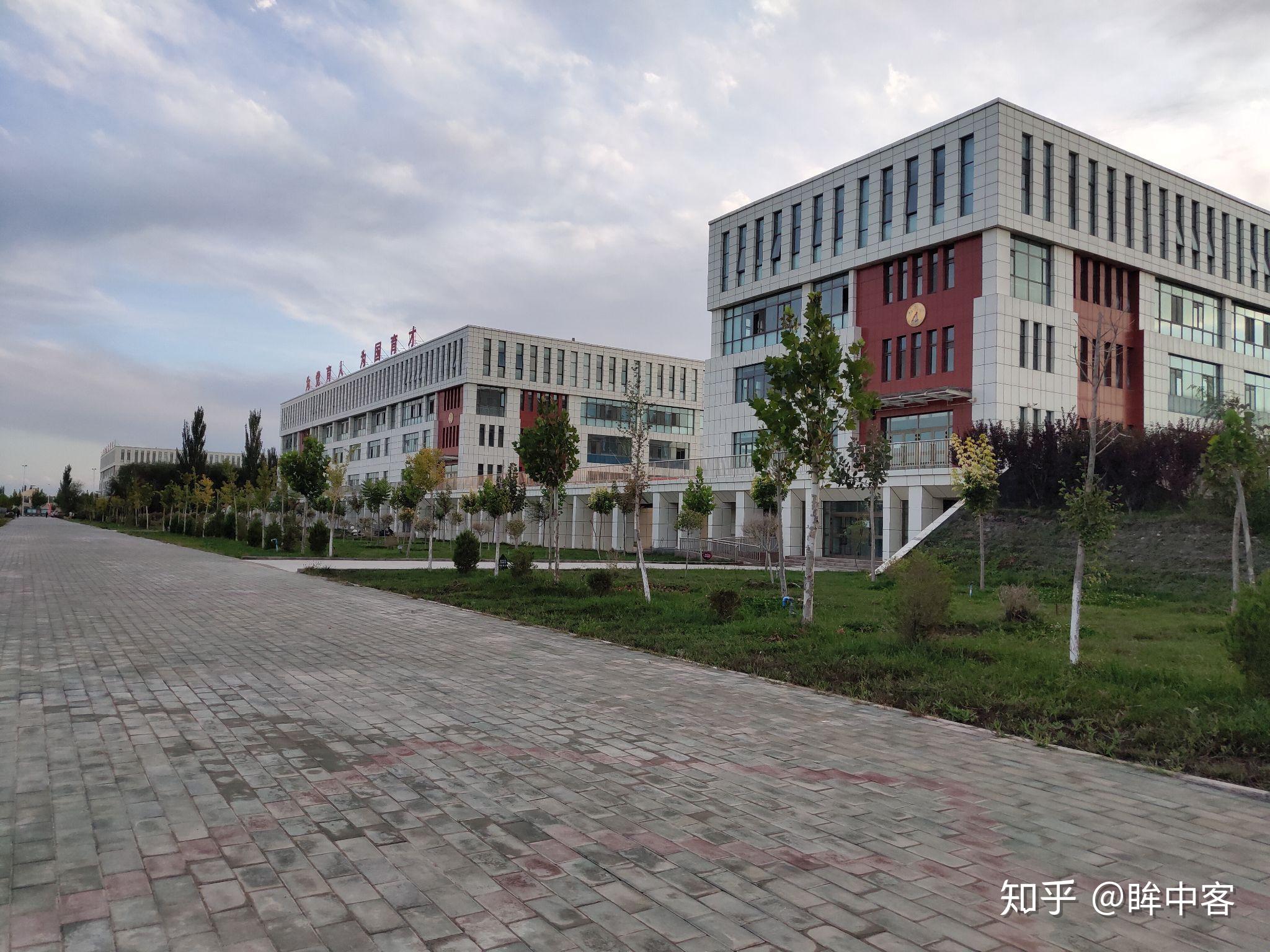 新疆科技学院校门图片