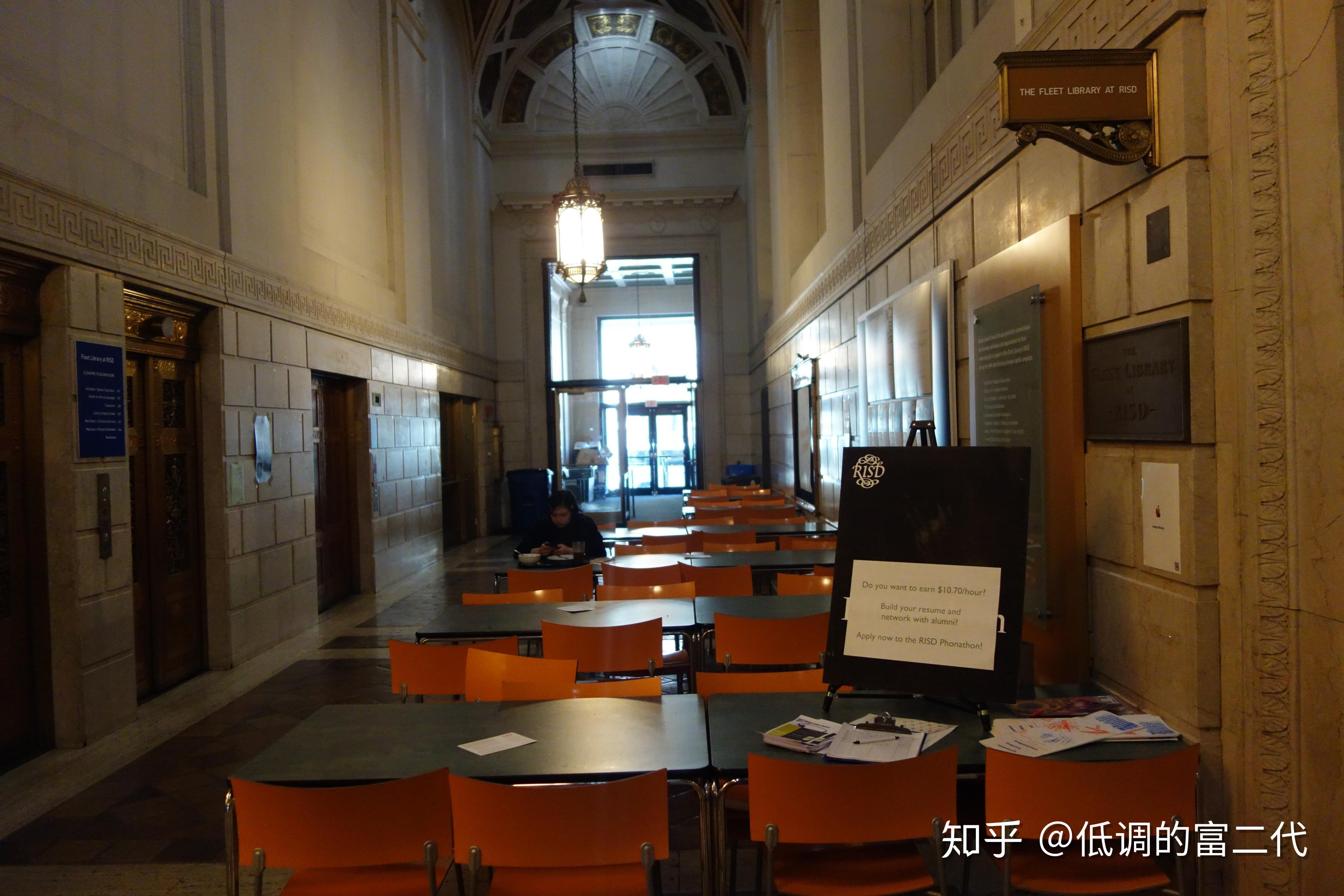 以下是学生的宿舍和图书馆,导游说,这里的很多其他设施和布朗大学是