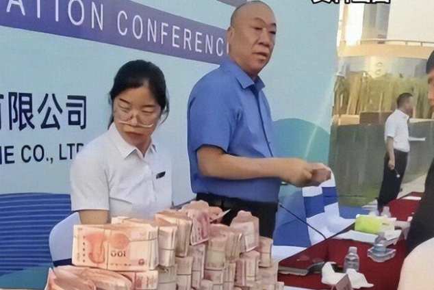 「最爱发钱老板」因员工不孝当场将其辞退，你怎么看待他的做法？
