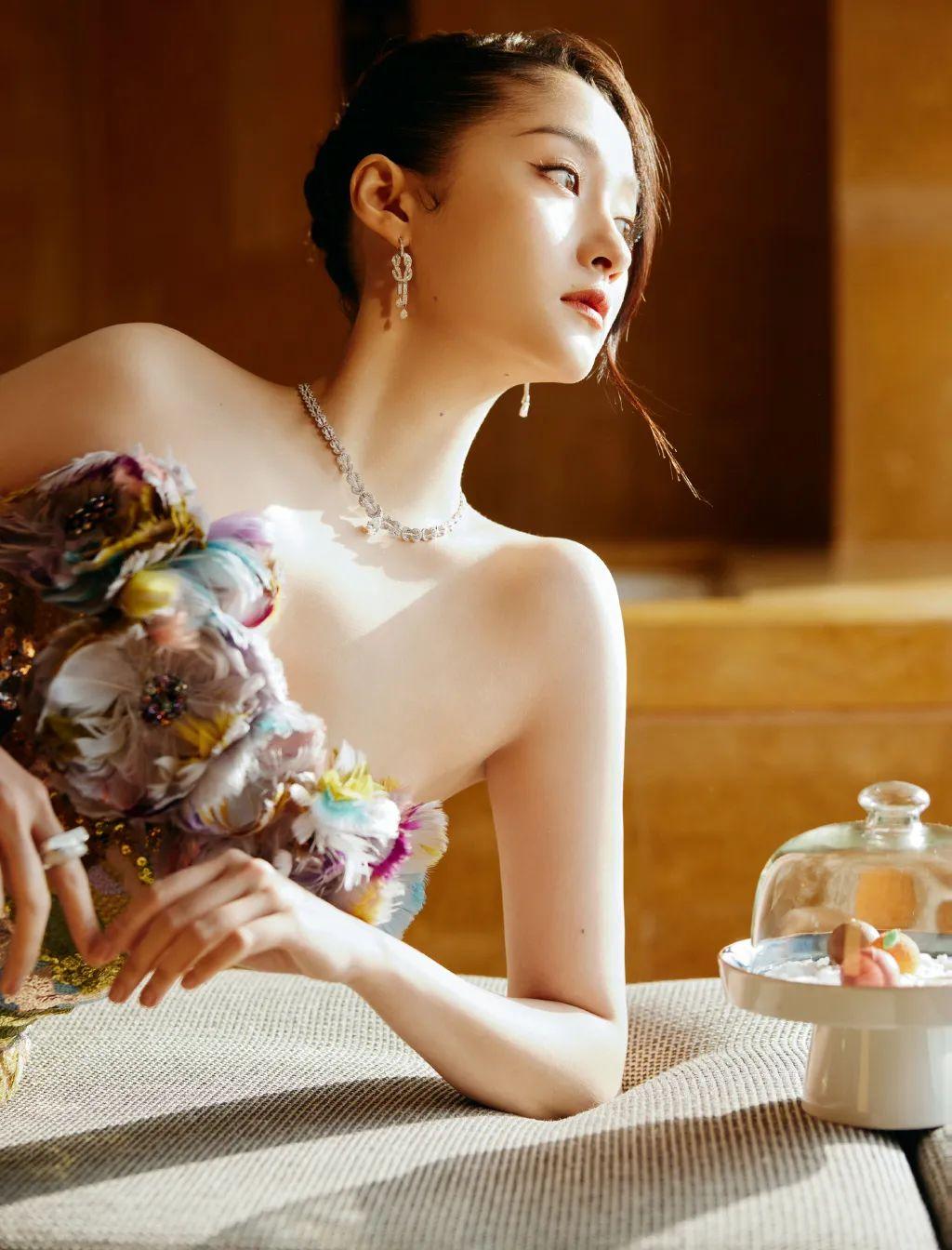 关晓彤,裸肩长裙,优雅大方 - 知乎