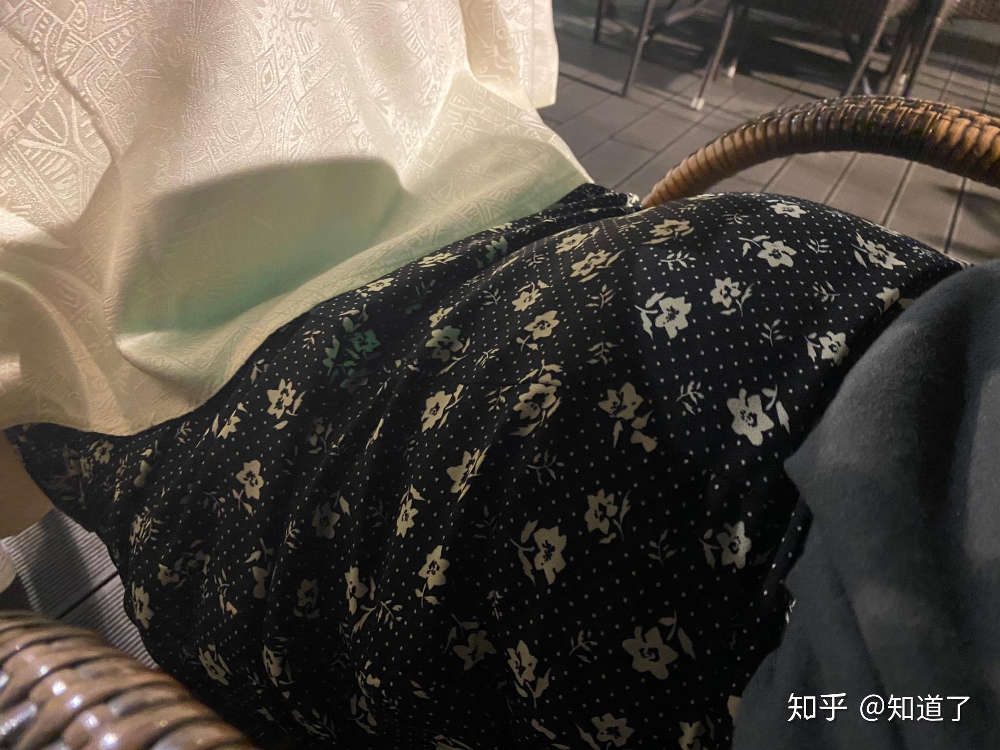 女生吃完饭肚子好鼓跟怀孕五个月一样饿的时候小腹就是平坦的俗称屎饱